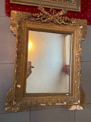 Miroir doré XIXème fronton en faisceaux, glace au mercure