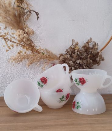 Tasses à café vintage au motif rose rouge en Arcopal France