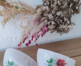 Tasses à café vintage au motif rose rouge en Arcopal France