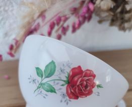 Tasses à café vintage au motif rose rouge en Arcopal France