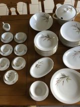 Vaisselle véritable porcelaine liseré or épi très bon état 