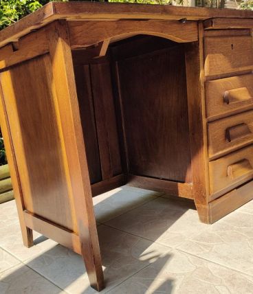 Bureau vintage en bon état en bois. 