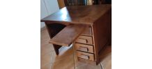 Bureau vintage en bon état en bois. 