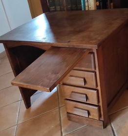 Bureau vintage en bon état en bois. 