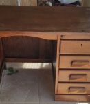 Bureau vintage en bon état en bois. 