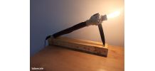 Lampe en bois fait main avec une pioche et ampoule type EDIS