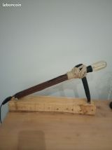 Lampe en bois fait main avec une pioche et ampoule type EDIS