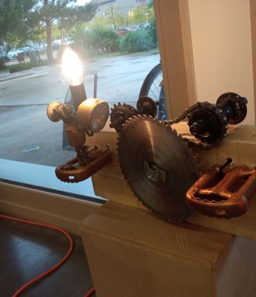Lampe en pieces velo decoration industrielle Aventurier/expl