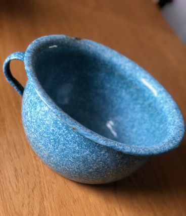 Ancien pot de chambre en émail
