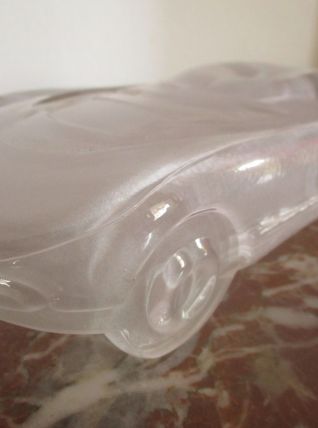 Voiture sportive en verre soufflé