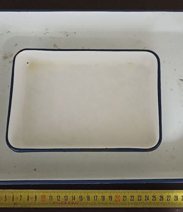 deux plateaux en tôles émaillées de laboratoire/dentiste/méd