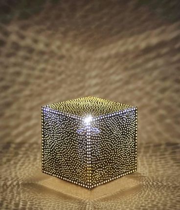 Petite lampe de table à poser en métal percé ajouré 