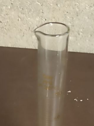 Ancienne éprouvette graduée  et mini entonnoir en verre.