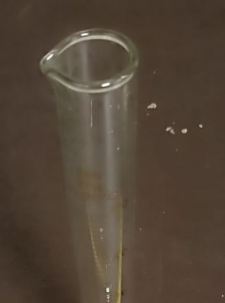 Ancienne éprouvette graduée  et mini entonnoir en verre.