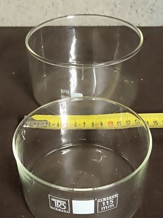 Anciens cristallisoir de laboratoire de chimie. 