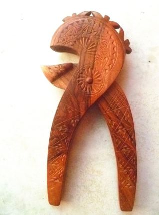 casse noix, noisettes  en bois , vintage