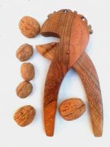 casse noix, noisettes  en bois , vintage