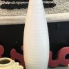 Vase long vintage verre et opaline blanche