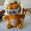 Peluche chat Garfield  bléssé béquilles 1981