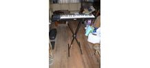 synthétiseur Yamaha, sur pied