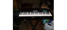 synthétiseur Yamaha, sur pied
