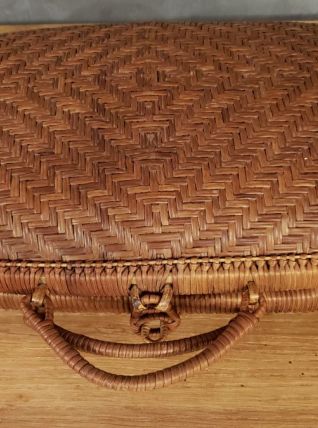 Petite valise tressée en rotin