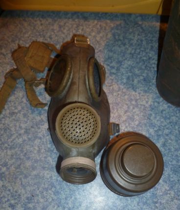 masque à gaz, dans son étui métallique