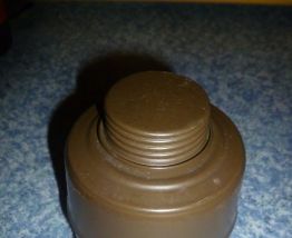 masque à gaz, dans son étui métallique