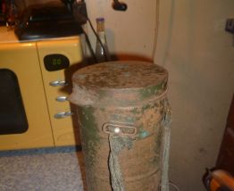masque à gaz, dans son étui métallique