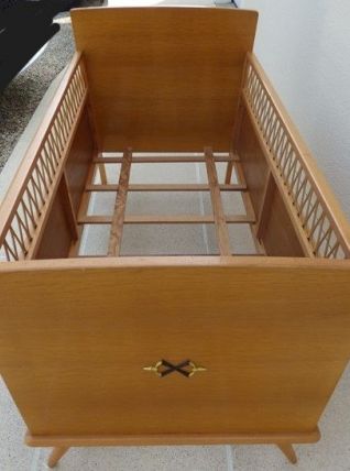 Lit de bébé art déco avec ses pieds compas en bois