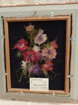 Tapisserie Aubusson motif fleurs  avec son encadrement   en 