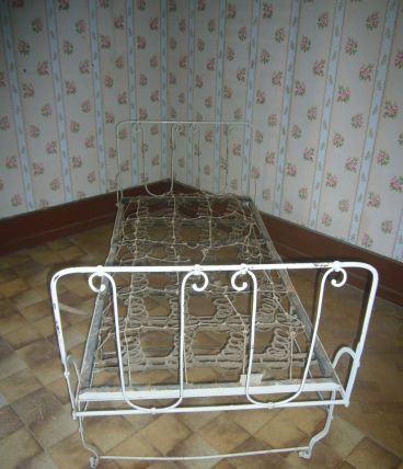 lit cage en fer forge sur roulettes