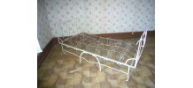 lit cage en fer forge sur roulettes