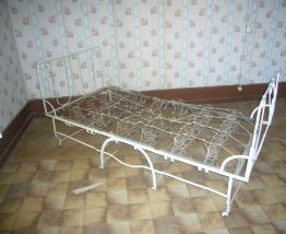 lit cage en fer forge sur roulettes