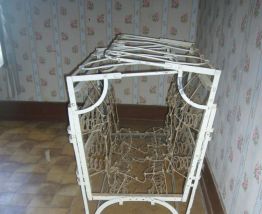 lit cage en fer forge sur roulettes
