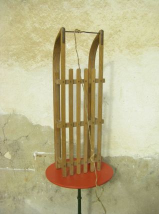 Luge ancienne en bois avec armature en acier
