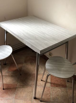 Table à rallonge avec tiroir et ses deux chaises Formica
