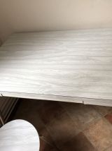 Table à rallonge avec tiroir et ses deux chaises Formica