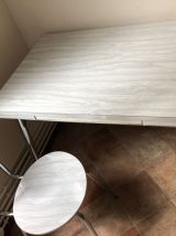 Table à rallonge avec tiroir et ses deux chaises Formica