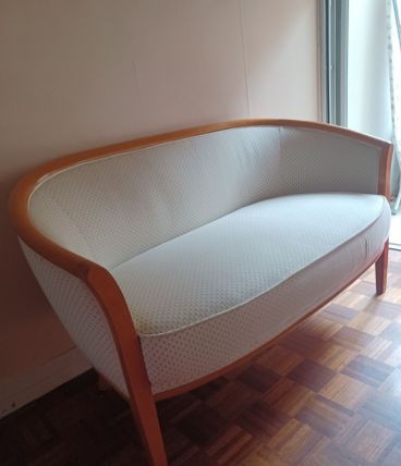 Beau canapé droit