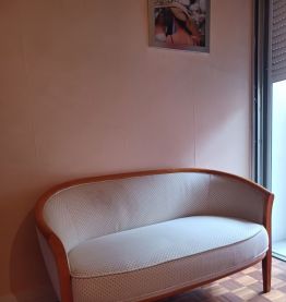 Beau canapé droit