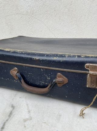 Valise bleue fermée 