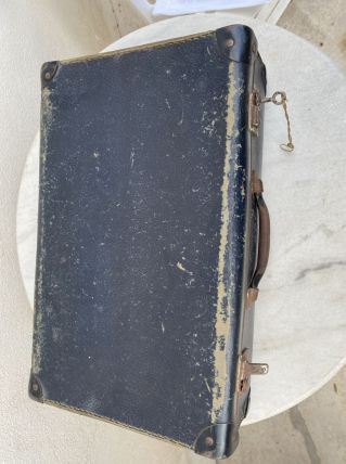 Valise bleue fermée 