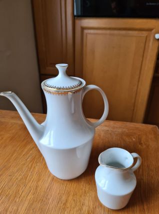 Théière et Pot à lait Porcelaine Parfait état livraison poss