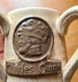 Chope à bière Charles Quint Grès 4 anses.Parfait état. Livra