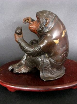 Singe admirant un lapin.Bronze Japonais 19e