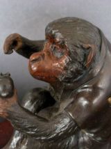 Singe admirant un lapin.Bronze Japonais 19e