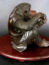 Singe admirant un lapin.Bronze Japonais 19e
