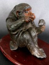 Singe admirant un lapin.Bronze Japonais 19e