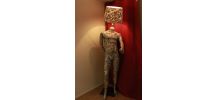 Lampe mannequin résinée en timbres du monde